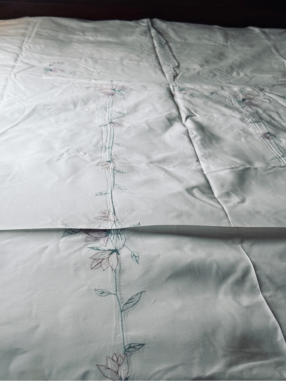 Elegant Floral Embroidered Tablecloth
- Light Cream